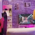 Casal jogando video-game em dispositivos diferentes