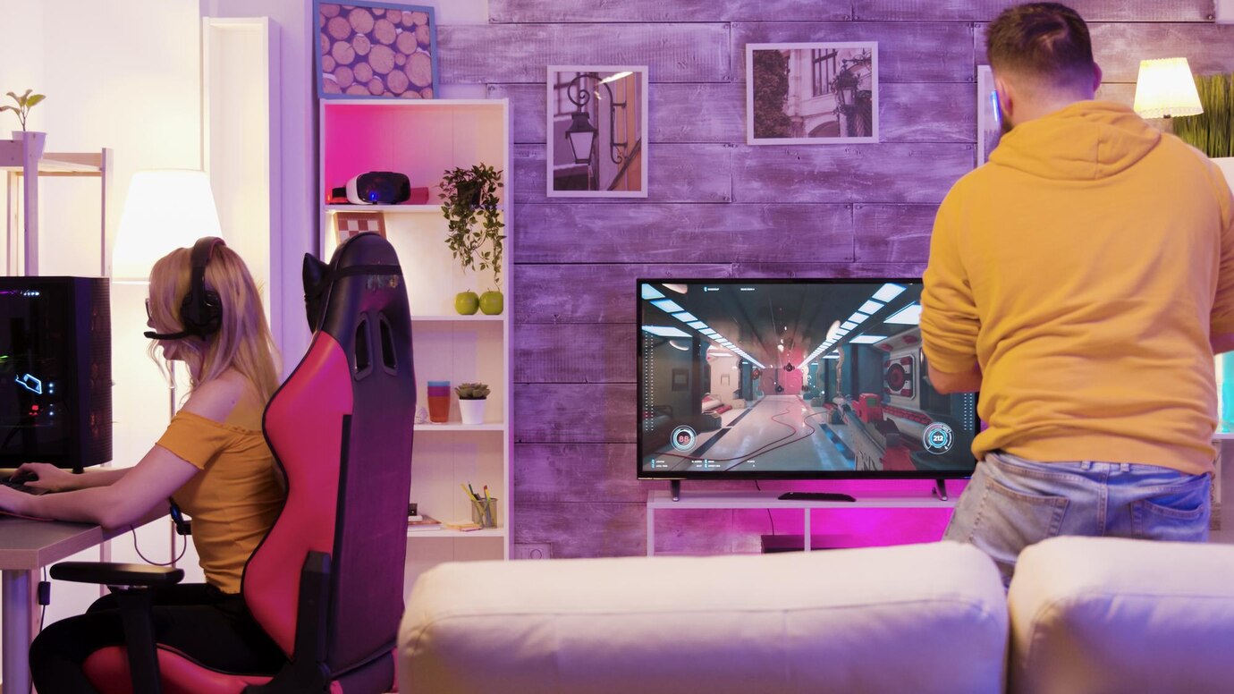 Casal jogando video-game em dispositivos diferentes