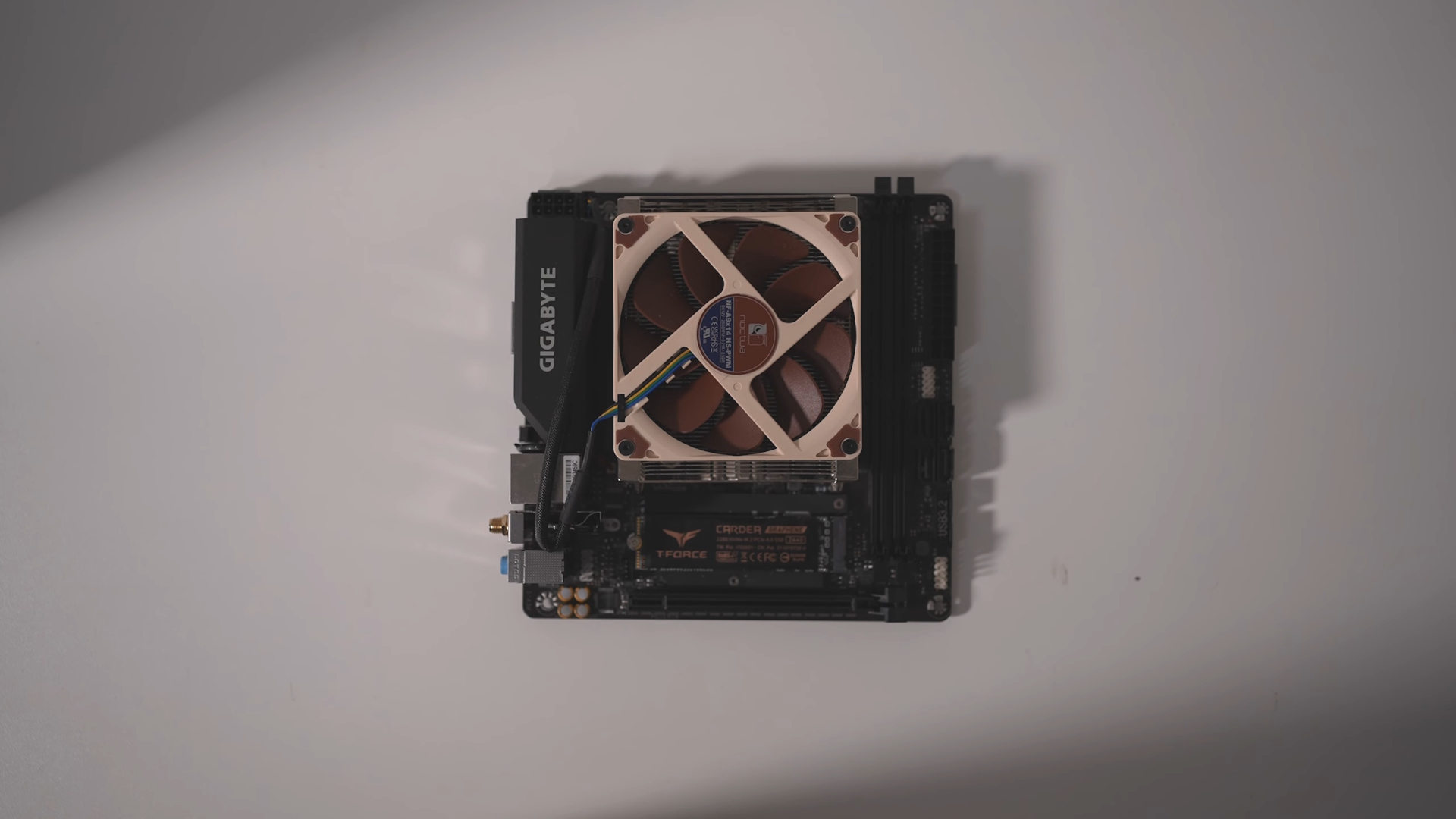 Modder instala PC completo dentro de um Xbox One S sem alterar visual externo - Imagem do artigo