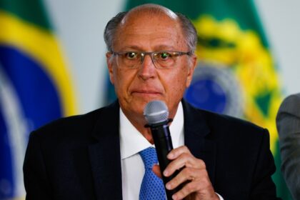 Alckmin critica tarifa dos EUA ao Brasil e pede manutenção do diálogo