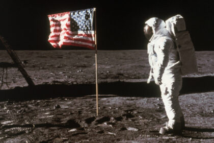 Aniversário da Apollo 11 traz à tona teorias sobre a missão lunar