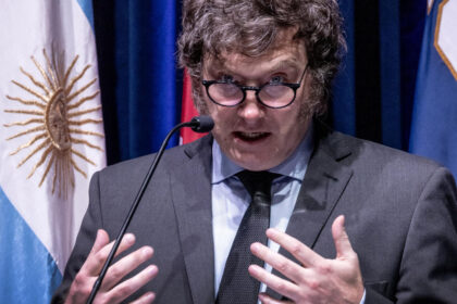 Argentina suaviza atrito com Brasil após apoio de Milei a Flávio Bolsonaro