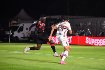Athletico-PR vira em 5 minutos e bate São Paulo pelo Brasileirão