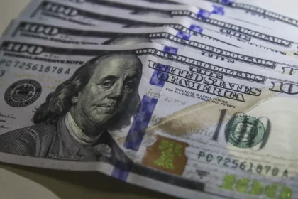 Dólar fecha estável a R$5,08 enquanto tarifas e guerra pressionam
