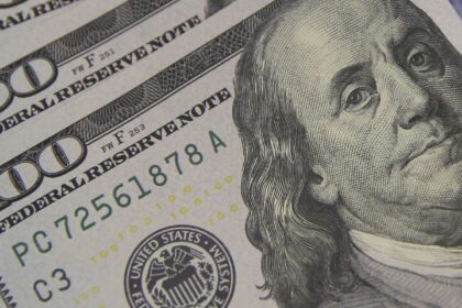 Dólar recua ao menor patamar em quase dois meses; Bolsa sobe 2%