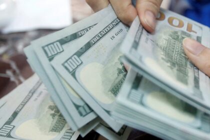 Dólar sobe a R$5,11 com queda do petróleo; bolsa avança