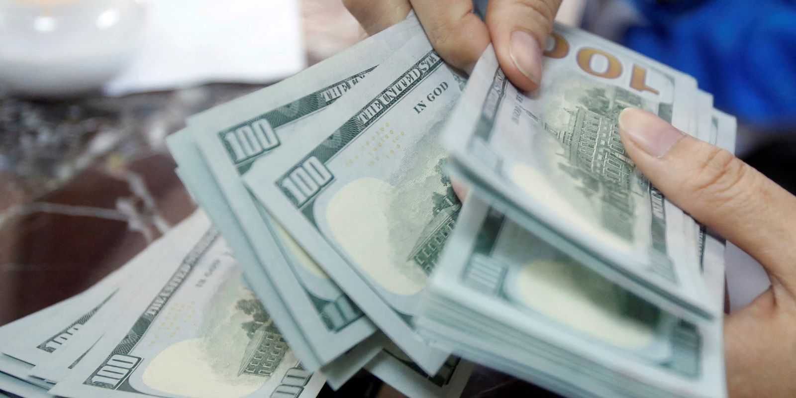 Dólar sobe a R$5,11 com queda do petróleo; bolsa avança