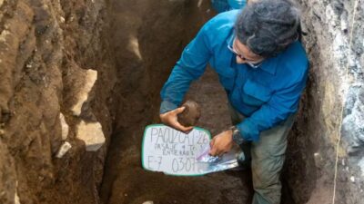 Esqueleto milenar em El Salvador segura vaso de tartaruga; entenda o achado