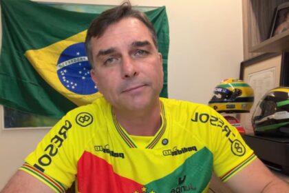 Flávio ataca Lula e imprensa em live e silencia sobre trégua