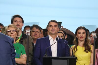 Flávio Bolsonaro estuda lançar campanha em São Paulo ou no Nordeste