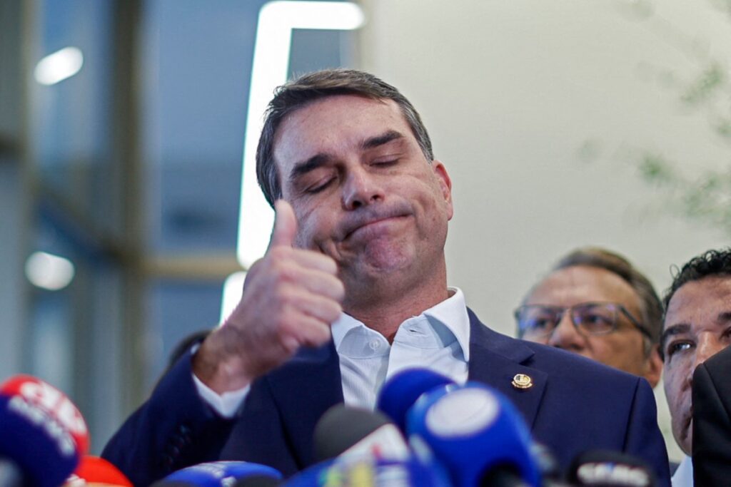 Flávio Bolsonaro intensifica diálogo com PP em busca de aliança