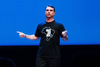 Flávio Bolsonaro pede observadores internacionais nas eleições brasileiras