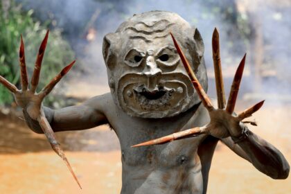 Homens da Lama de Asaro encantam e assustam em Papua-Nova Guiné