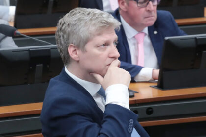 Justiça rejeita ação do PT e garante imunidade a Marcel Van Hattem