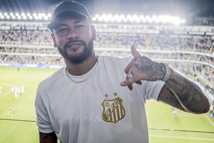 Neymar volta ao Santos e deve enfrentar Chapecoense no sábado