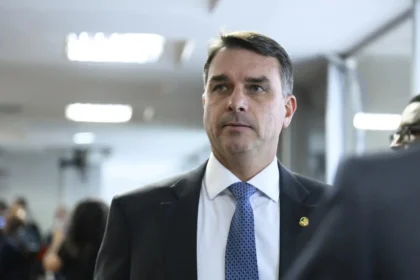 PF aceita defesa escrita e cancela depoimento de Flávio Bolsonaro