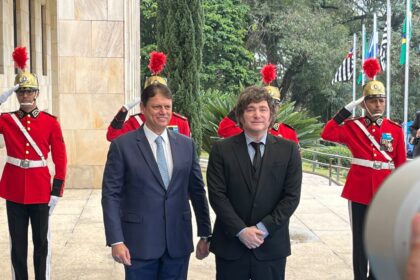 Tarcísio condecora Javier Milei com Ordem do Ipiranga em SP