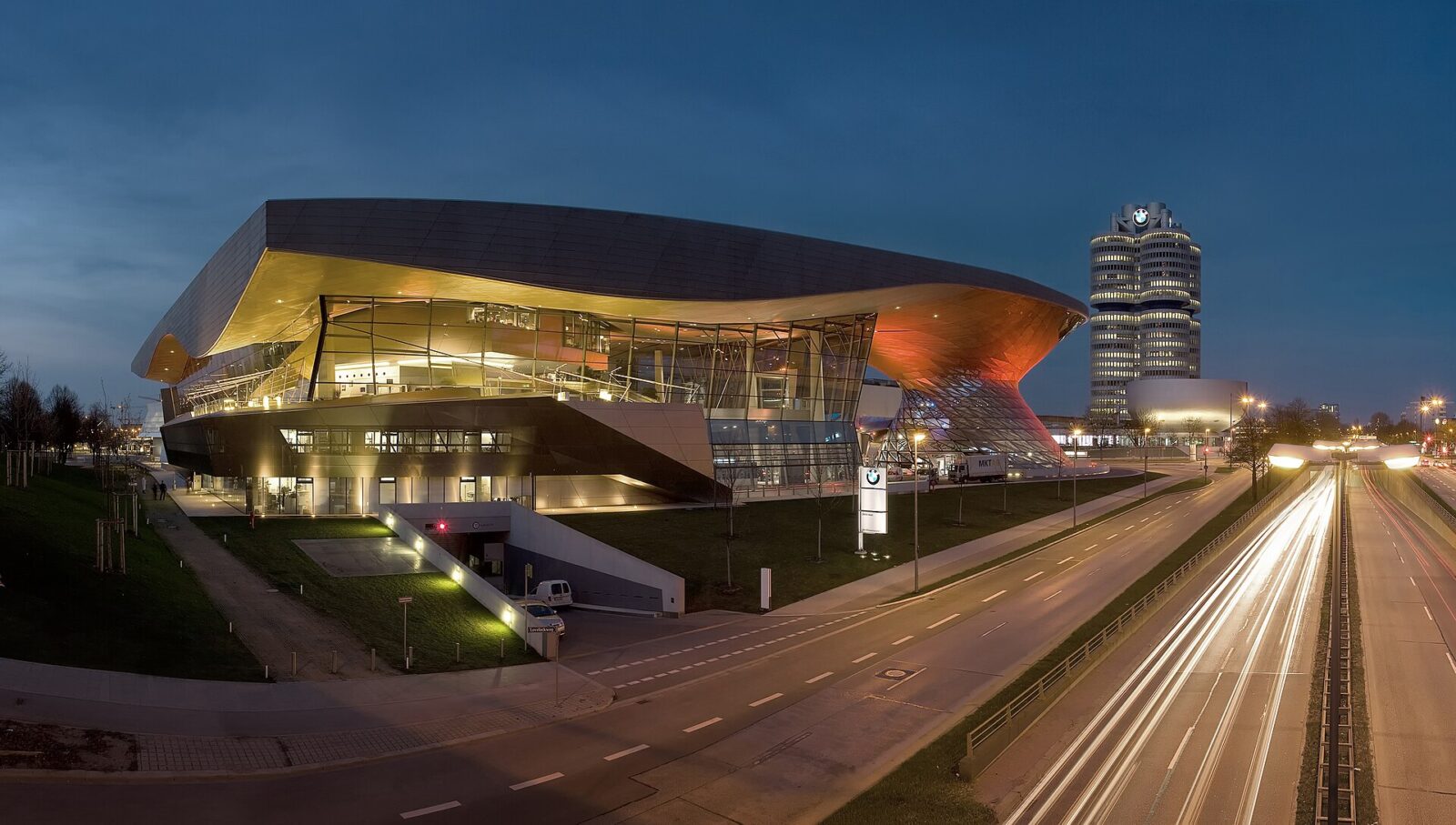 Edifício BMW Welt iluminado à noite, em Munique