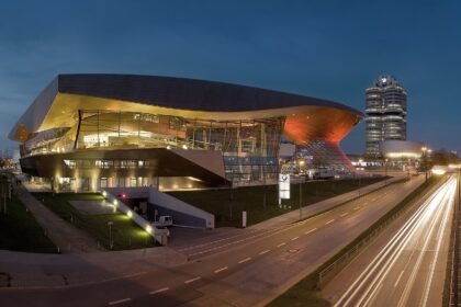 Edifício BMW Welt iluminado à noite, em Munique