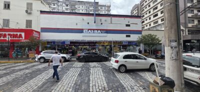 Fachada de loja das Casas Bahia em rua comercial