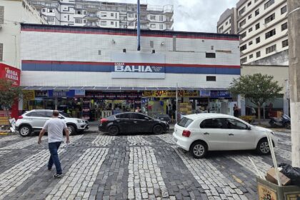 Fachada de loja das Casas Bahia em rua comercial