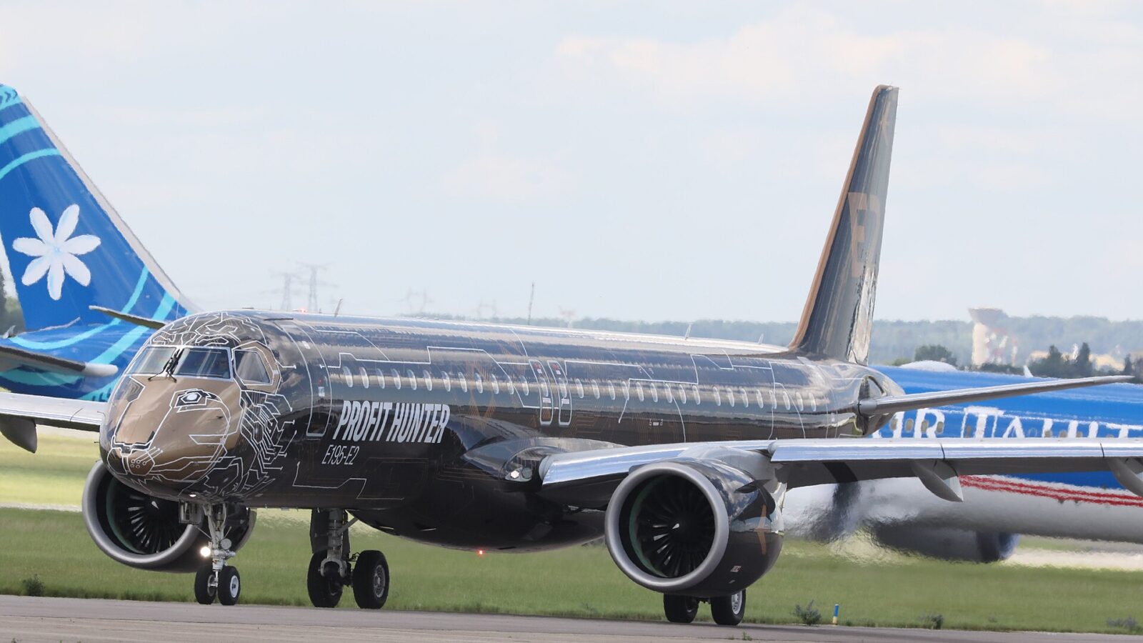 Jato Embraer E195-E2 com pintura Profit Hunter em pista de aeroporto