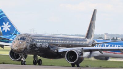 Jato Embraer E195-E2 com pintura Profit Hunter em pista de aeroporto