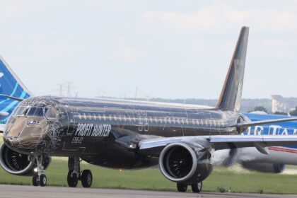 Jato Embraer E195-E2 com pintura Profit Hunter em pista de aeroporto