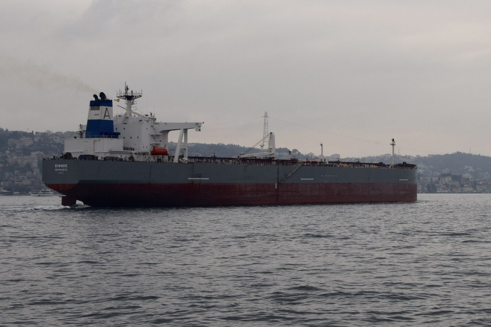 Navio petroleiro navegando em rota marítima de transporte de óleo cru