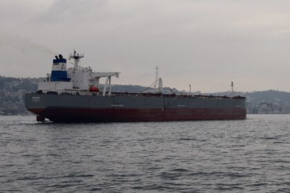 Navio petroleiro navegando em rota marítima de transporte de óleo cru