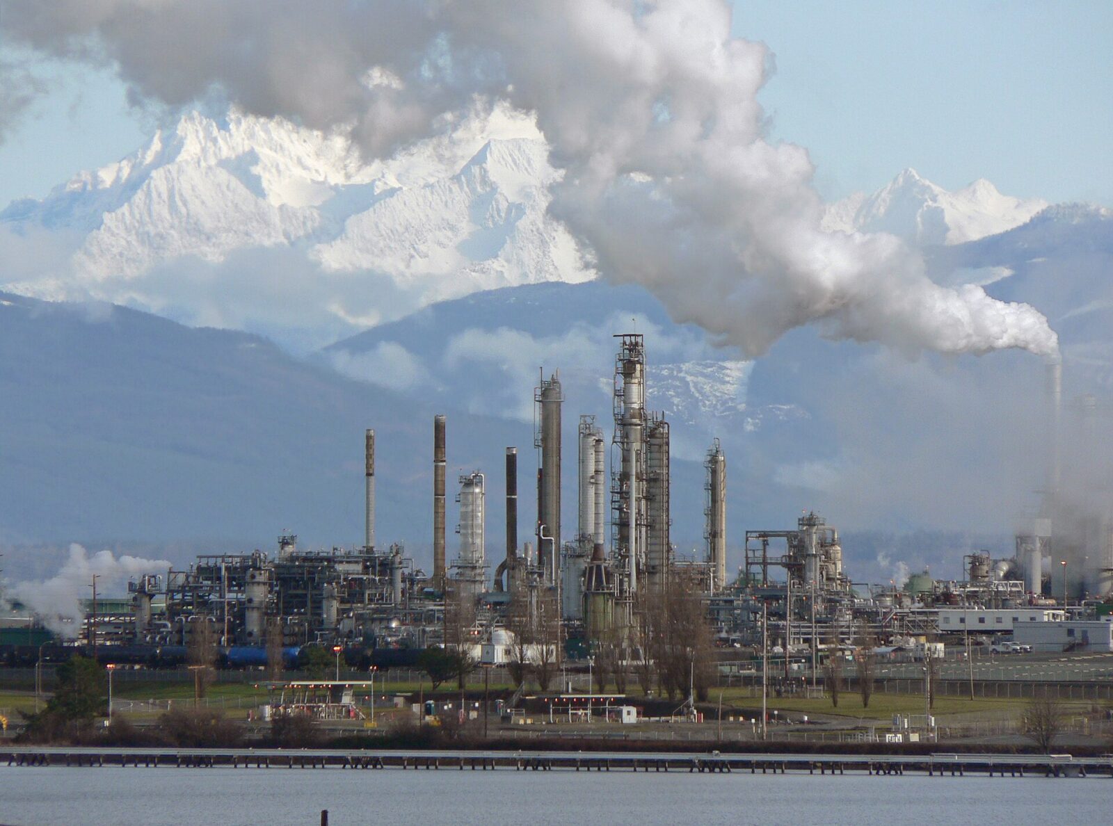 Refinaria de petróleo com torres e tubulações