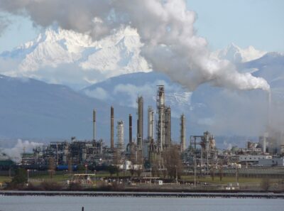 Refinaria de petróleo com torres e tubulações
