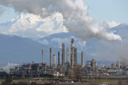 Refinaria de petróleo com torres e tubulações