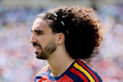 Cucurella empresta medalha da Copa a carteiro durante entrega
