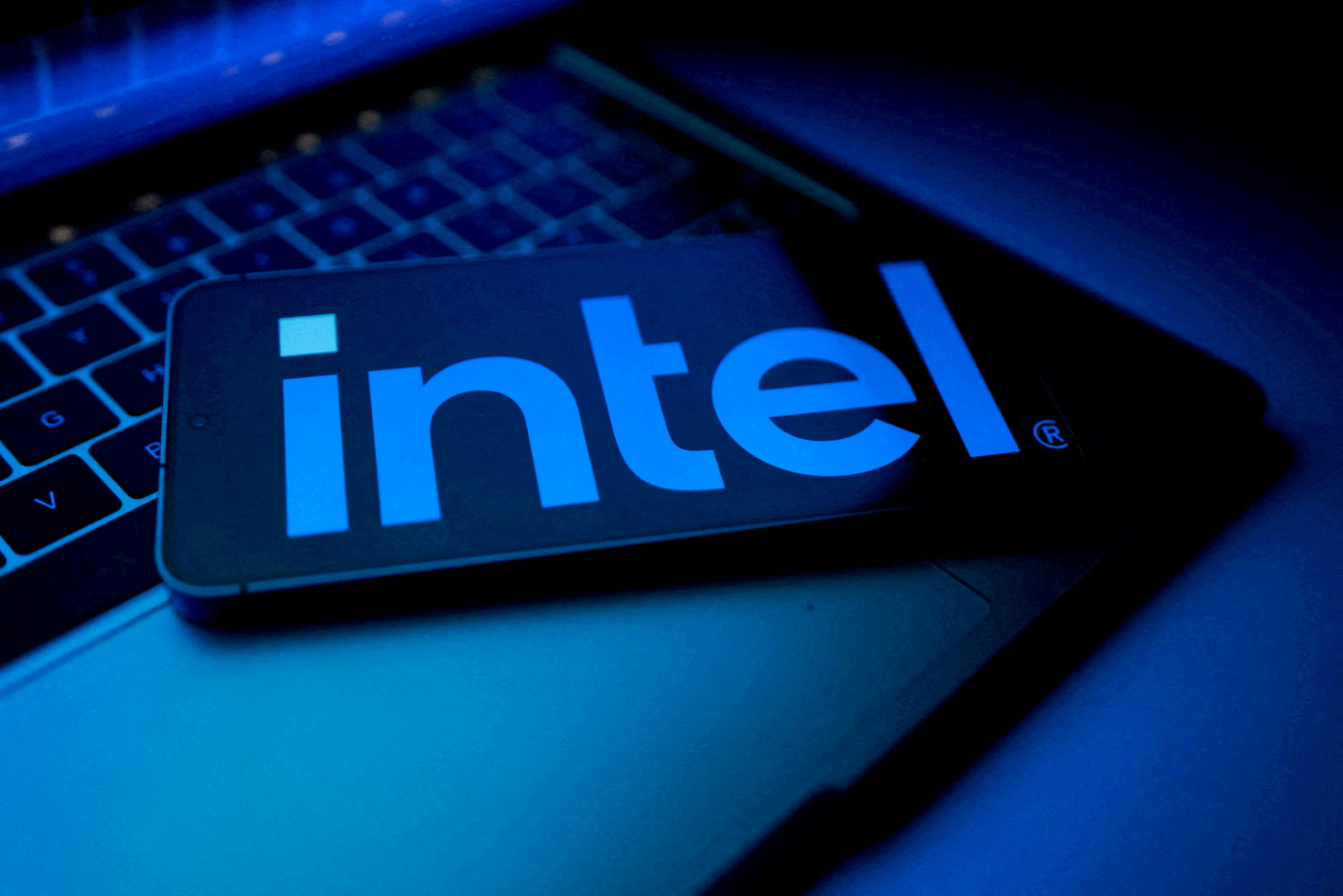 Intel amplia oferta e assegura fundos para expandir fábricas de chips