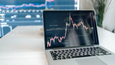 Opções de Bitcoin de US$6,44 bi pressionam strikes em US$75k e US$80k