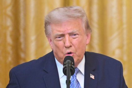 Trump convoca refinarias para pressionar queda no preço da gasolina