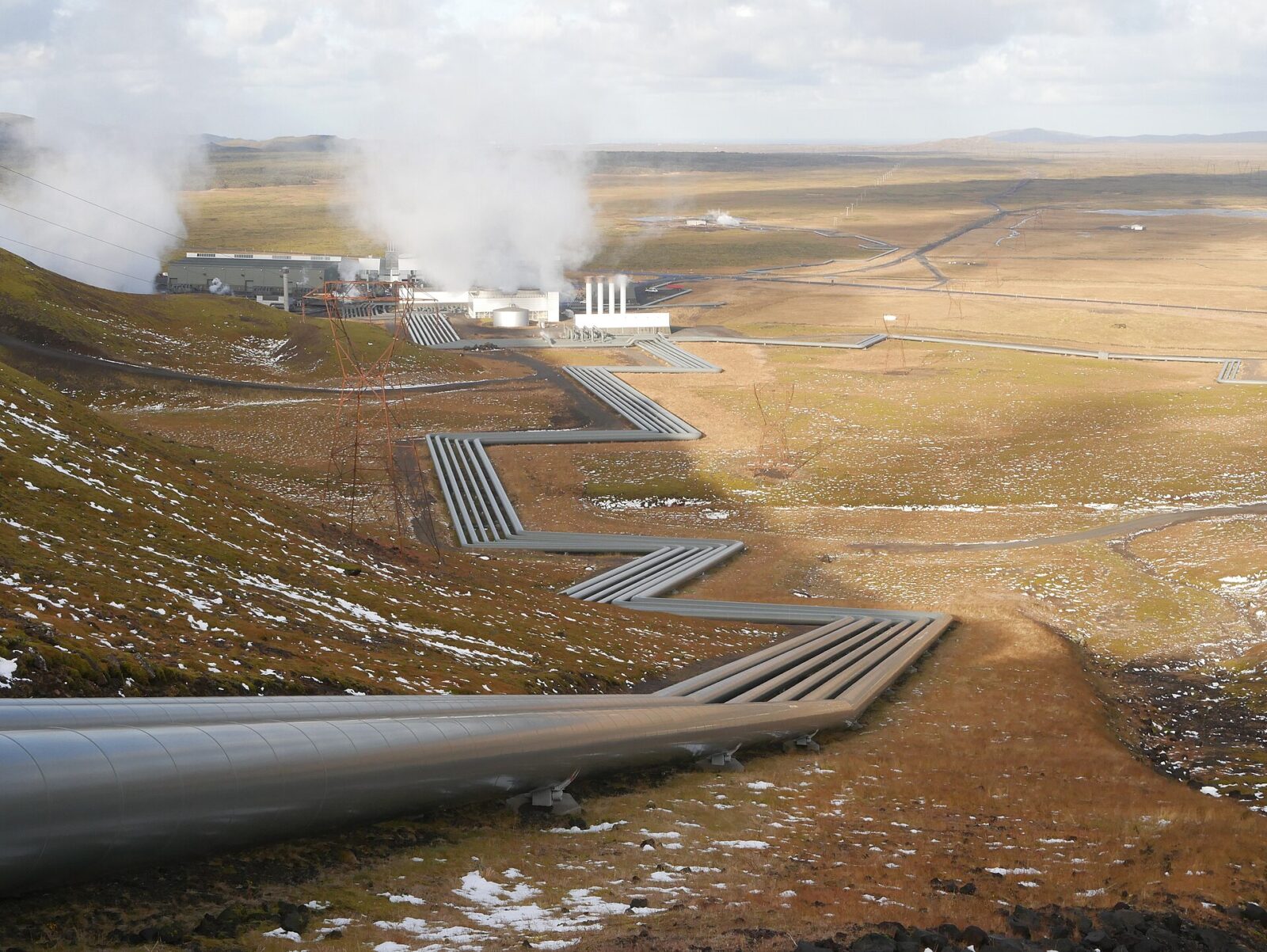 Usina de energia geotérmica com tubulações e vapor