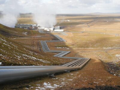 Usina de energia geotérmica com tubulações e vapor