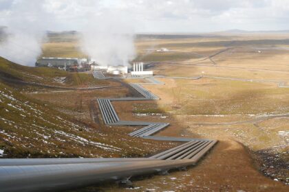 Usina de energia geotérmica com tubulações e vapor