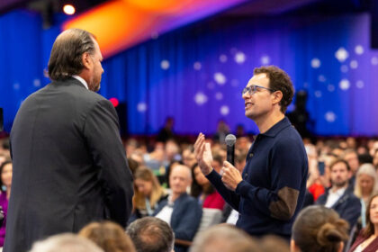 CEOs da IA divergem em San Francisco: acelerar ganhos ou travar riscos?
