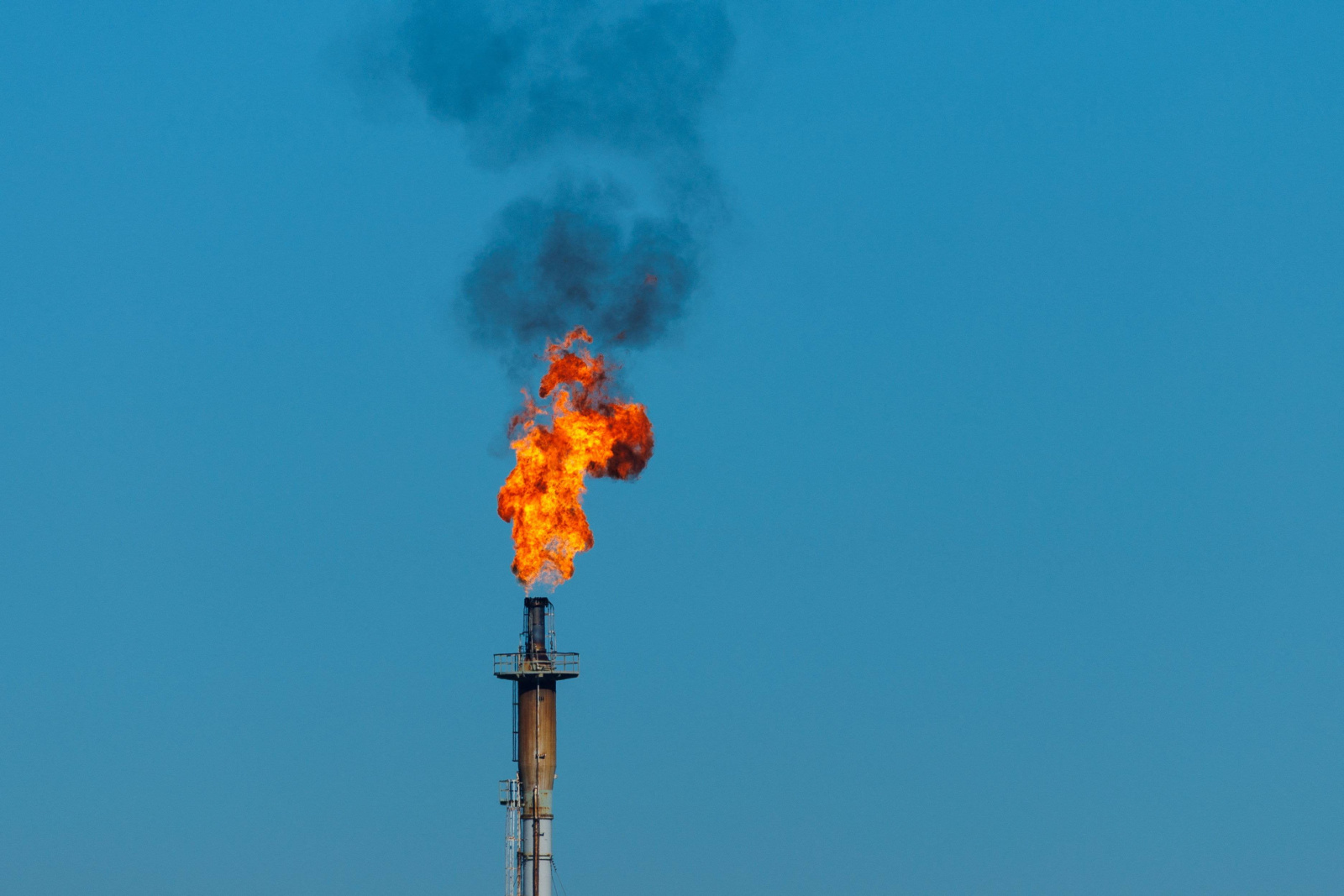 Petrobras anuncia reajuste de R$1,00 no diesel; subvenção federal neutraliza impacto