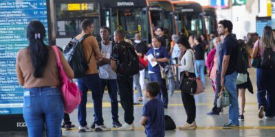 Setor de serviços mantém estabilidade em julho e cresce 2,4% em 12 meses