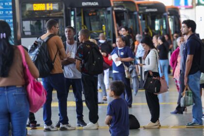 Setor de serviços mantém estabilidade em julho e cresce 2,4% em 12 meses