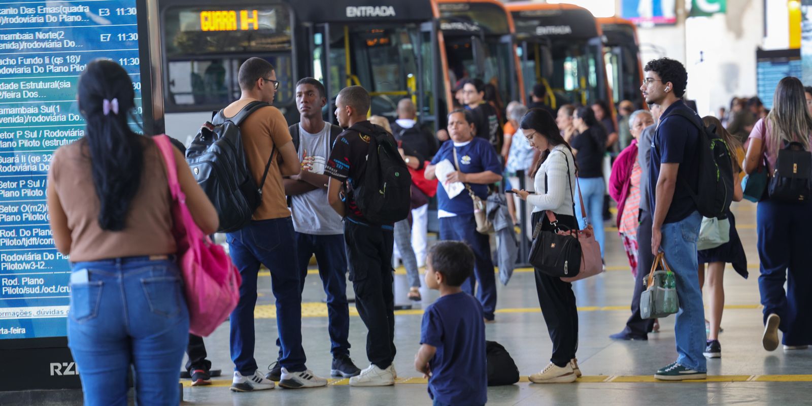 Setor de serviços mantém estabilidade em julho e cresce 2,4% em 12 meses