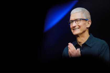 Tim Cook deixa chefia da Apple e vira presidente executivo