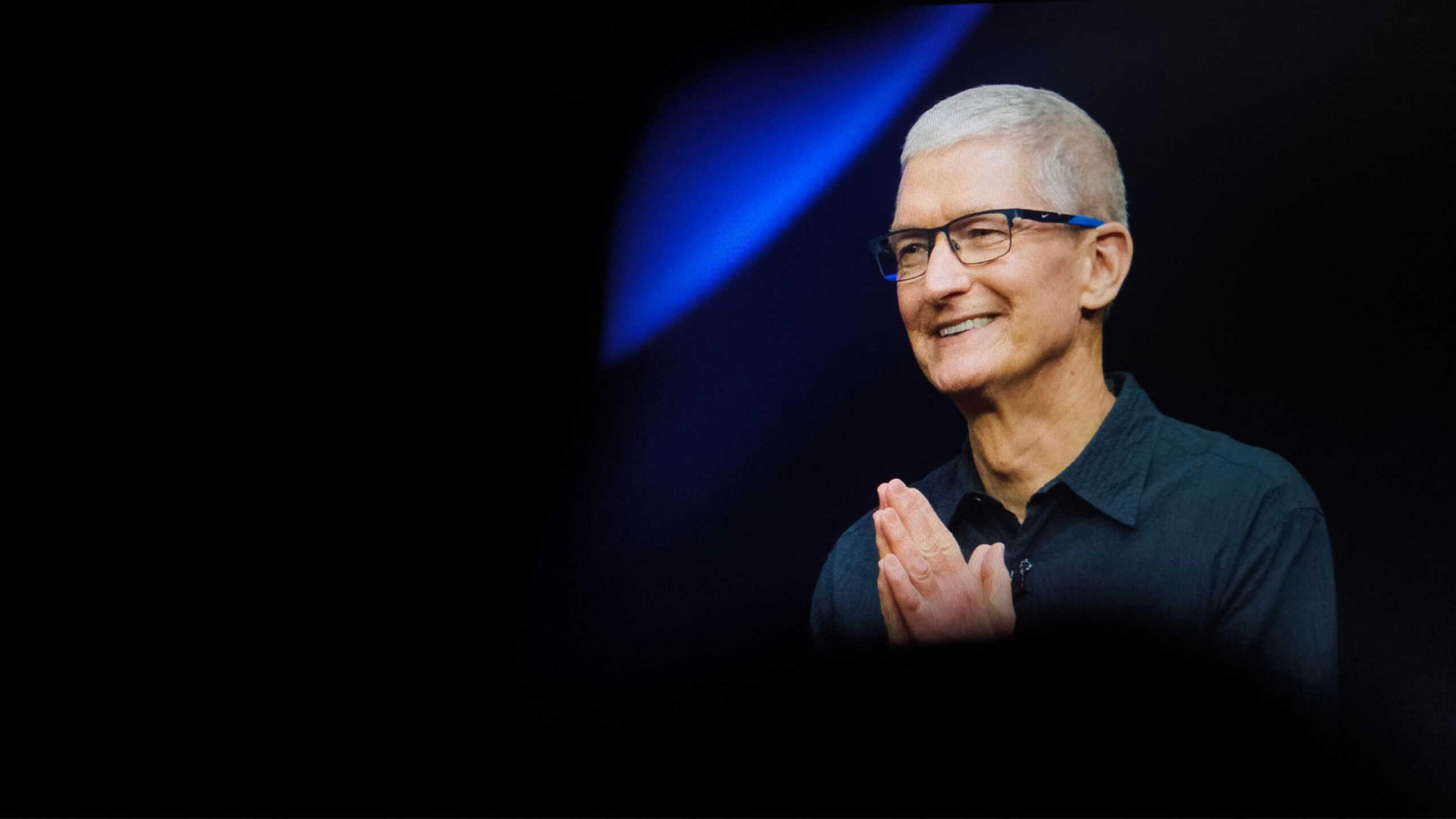 Tim Cook deixa chefia da Apple e vira presidente executivo