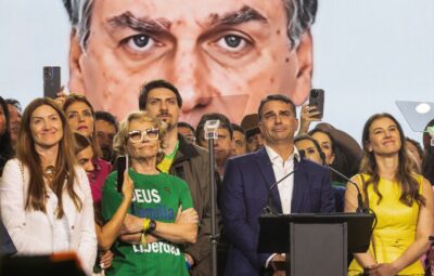 TSE libera campanha de Flávio após rejeitar multa por imagem de Bolsonaro