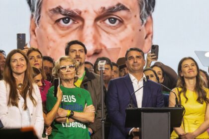 TSE libera campanha de Flávio após rejeitar multa por imagem de Bolsonaro