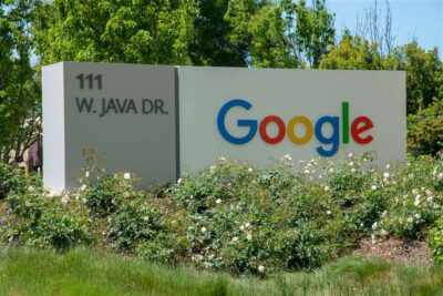 Placa com o logo do Google em frente a um escritório da empresa na Califórnia